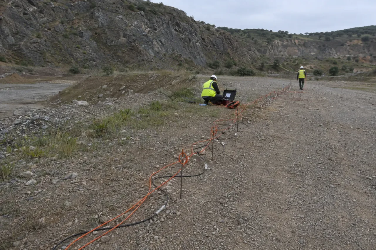Equipa a executar tomografia de resistividade elétrica numa pedreira junto a arribas, para deteção de cavidades.
